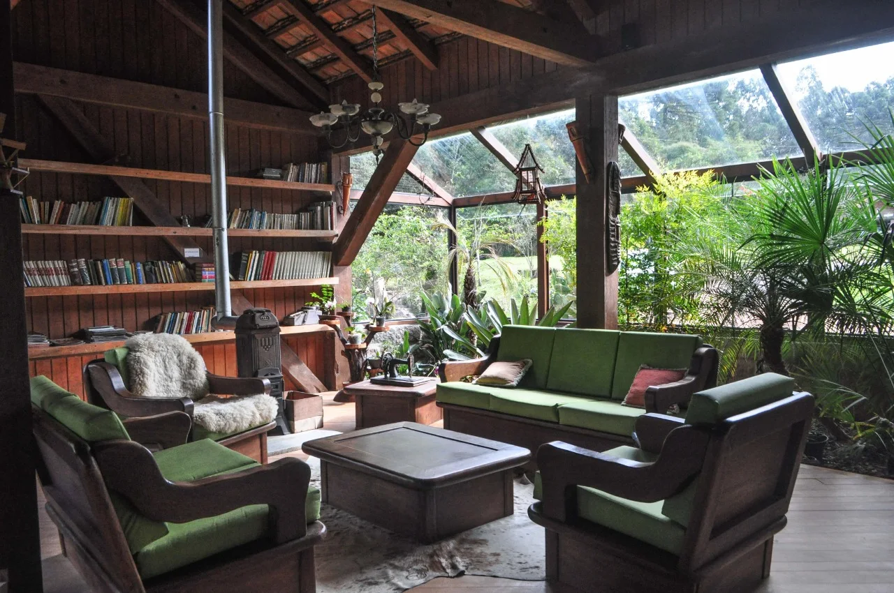 Interior acolhedor da Pousada Lindnerhof com móveis rústicos